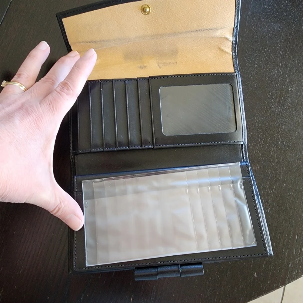 Black Smooth Leather Dooney & Bourke Wallet Elegant Sophisticated Minimalist